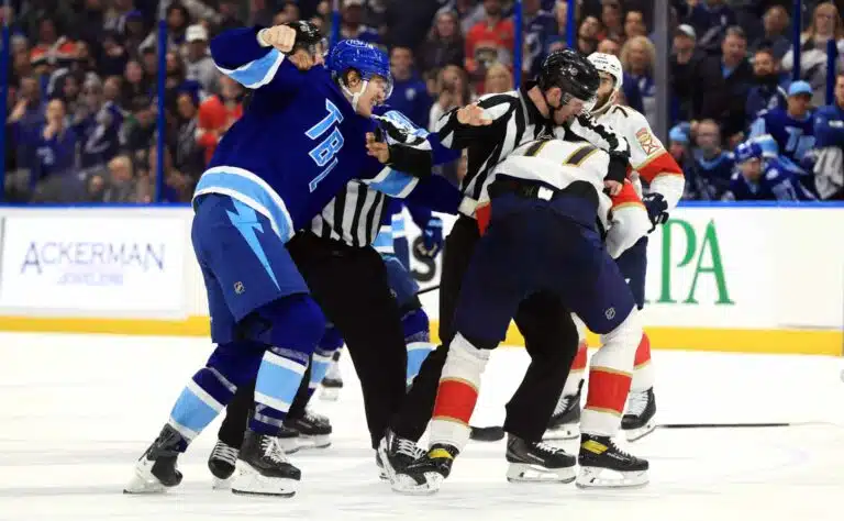 Lähes 200 minuutin myllyt – NHL-ottelussa tunteet kuohahtivat jälleen