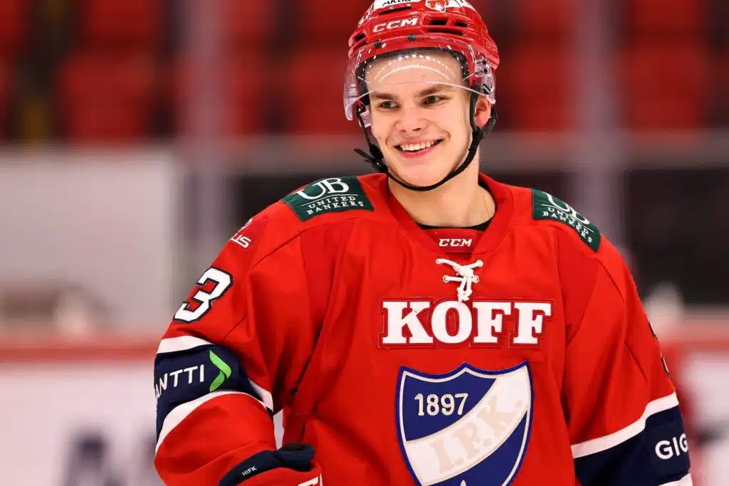 HIFK lle Iso Takaisku Nuorukainen Pitk n Sivussa
