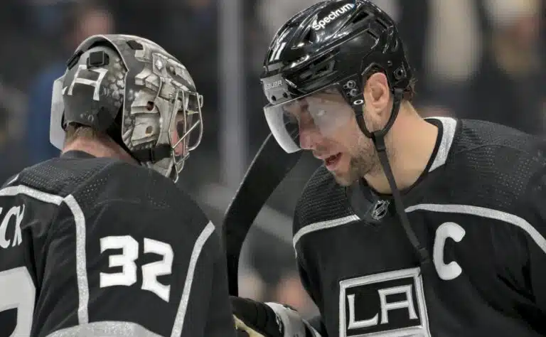 Tunteellinen hetki – kaksi jääkiekkolegendaa tervehtivät viimeisen kerran