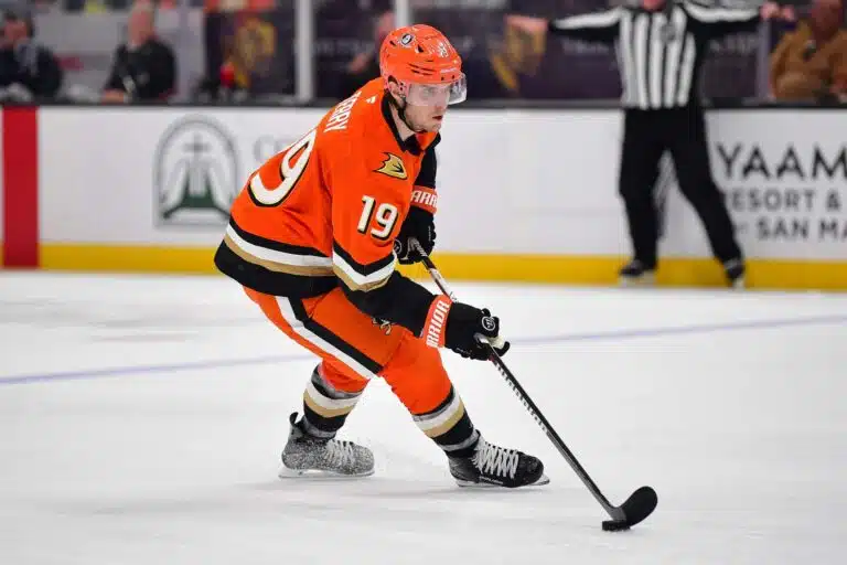 Jättiyllätykseen venyneelle Anaheim Ducksille surkeita uutisia – tähtihyökkääjä pelasi rajun vamman kanssa