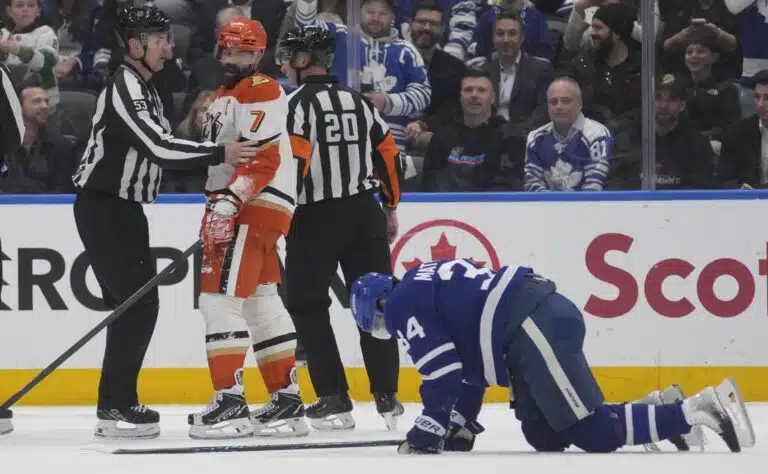 NHL-kapteenin kausi päättyi yhteen taklaukseen – rangaistus sai joukkuekaverit raivon partaalle