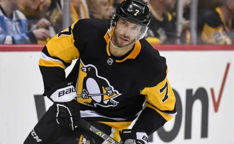 Kolminkertaisen Stanley Cup -voittajan poika kääntää päitä U18-kisoissa