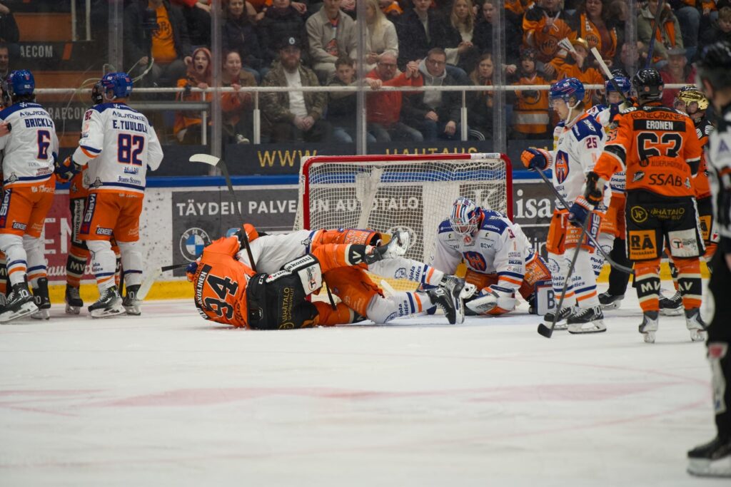 Kovaa taistelua Hämeenlinnassa