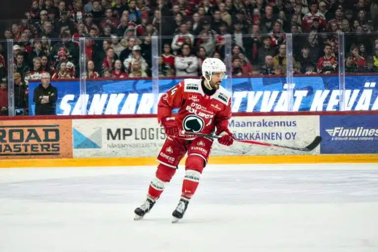 Peter Tiivola ja Patrik Juhola loukkaantuivat – Ässät kohtaa Jokerit vajaana