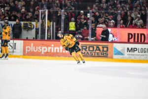 Täysi Kisapuisto näki mitä toivoi – välieräsarjat huimassa tilanteessa