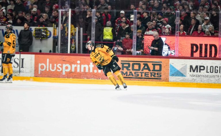 Täysi Kisapuisto näki mitä toivoi – välieräsarjat huimassa tilanteessa