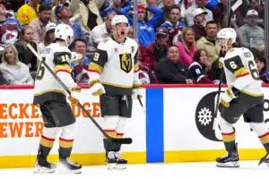 Vegas Golden Knightsin ykkössentteri Jack Eichel juhlii tasoitusmaalia