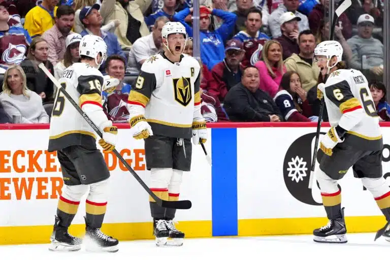 Vegas Golden Knightsin ykkössentteri Jack Eichel juhlii tasoitusmaalia
