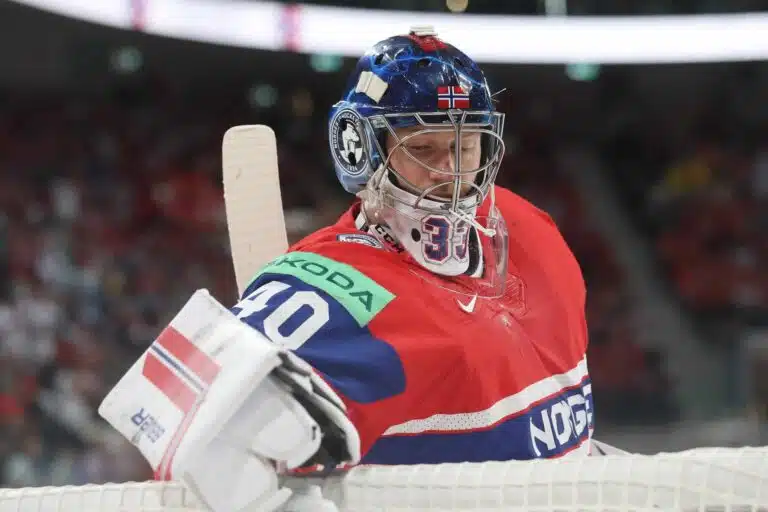 MM-sankarista sylkykupiksi päätynyt veskari selittää kohuttua KHL-siirtoaan: ”Minun oli pakko”