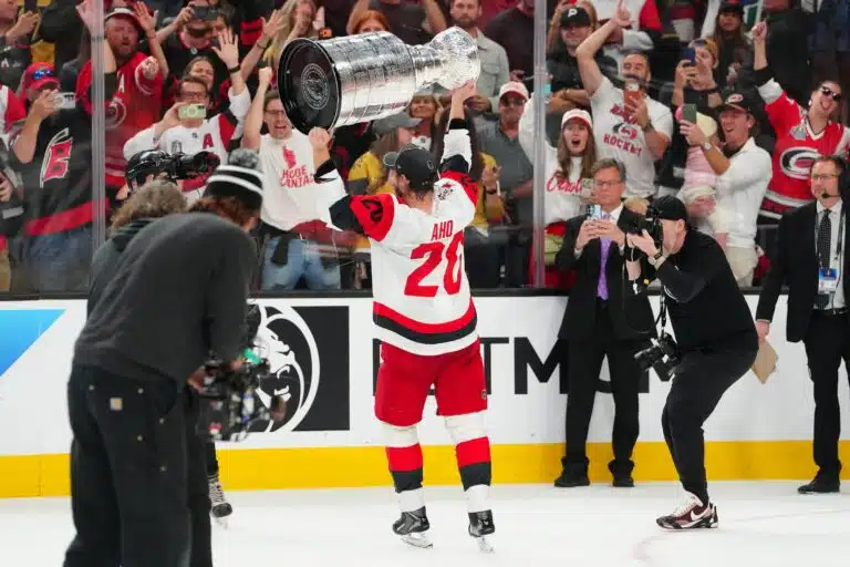 Sebastian Aho paljasti hauskan harjoituksen, joka valmisti joukkueen Stanley Cup -juhliin