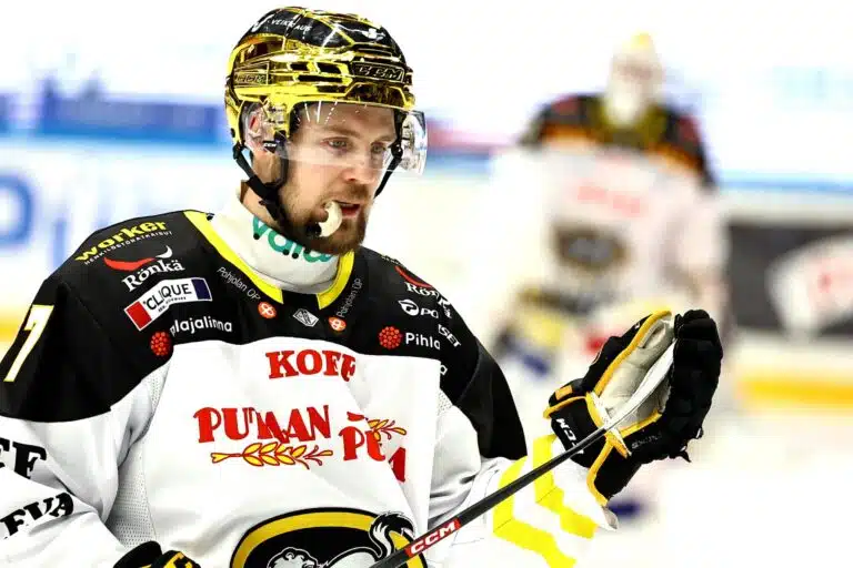 Urheilucast: Teemu Turusesta taistelee kaksi Liigan jättiläistä