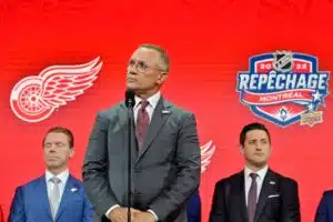 Detroit Red Wingsin legenda Steve Yzerman astuu syrjään GM-tehtävästä