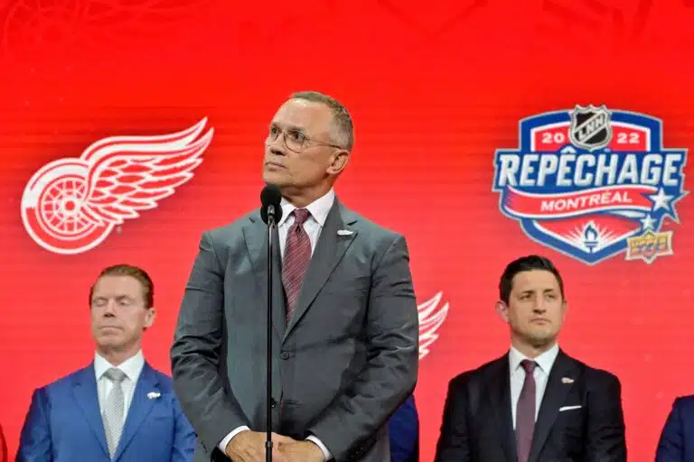Detroit Red Wingsin legenda Steve Yzerman astuu syrjään GM-tehtävästä