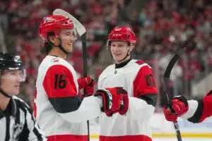 Carolina Hurricanes kiinnitti suomalaispelurin