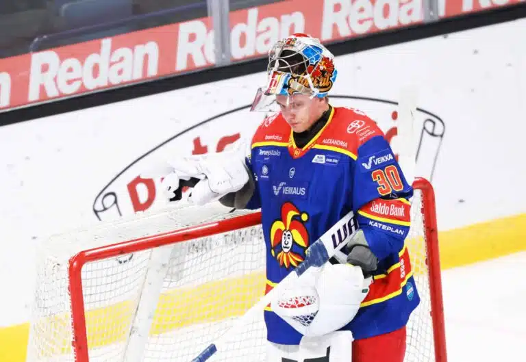 Jokerien maalivahti Veini Vehviläinen