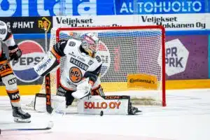 HPK ja Ilves vaihtavat maalivahtejaan – Kim Saarinen torjuu HPK:n maalilla