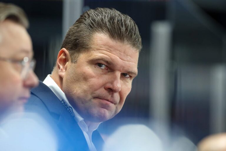 Tomek Valtonen näytti kaapin paikan – miljoonamiehet katsomoon