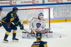 Lukon Aleksi Saarela ahdistelee Tapparan Christian Heljankoa