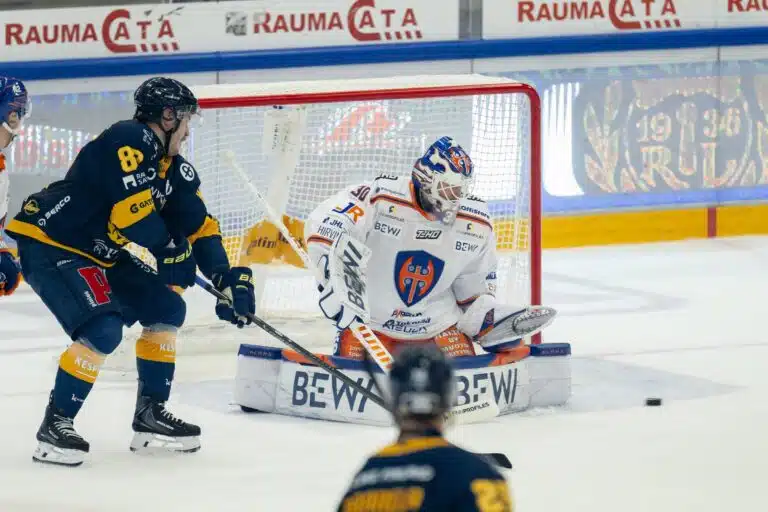 Lukon Aleksi Saarela ahdistelee Tapparan Christian Heljankoa