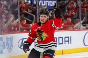 Chicago nimesi Connor Bedardin kapteeniksi – seuraa Jonathan Toewsin jalanjäljissä