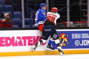 HIFK:n Niko Huuhtanen taklasi Jokereiden Aleksi Elorinnettä Helsingin paikallispelissä 8.10. 2026