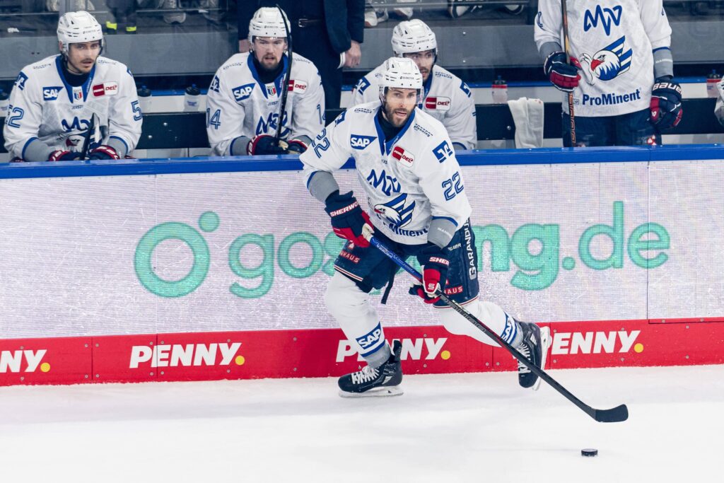 Adler Mannheimin saksalaishyökkääjä Mattias Plachta