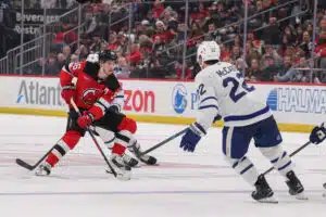 Jake McCabe sai mailasta silmänseudulle – nyt puolustajalta tiukka viesti NHL-pelaajille