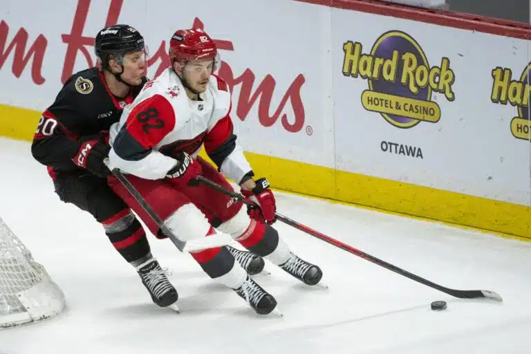 Carolina Hurricanesin Jesperi Kotkaniemi Ottawa Senatorsin Fabian Zetterlundia vastaan