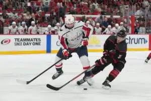 Washington Capitalsin tähtihyökkääjä Alex Tuch ja Carolina Hurricanesin venäläishyökkääjä Andrei Svechnikov